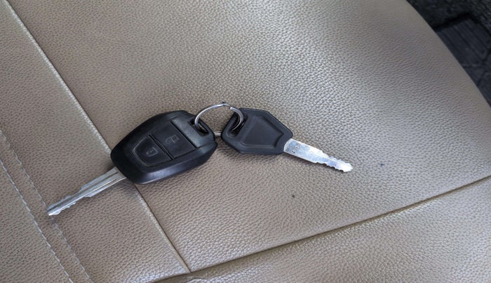 2017 ISUZU D-Max V Cross 4*4 MT, Diesel, Manual, 93,048 km, Key Close Up