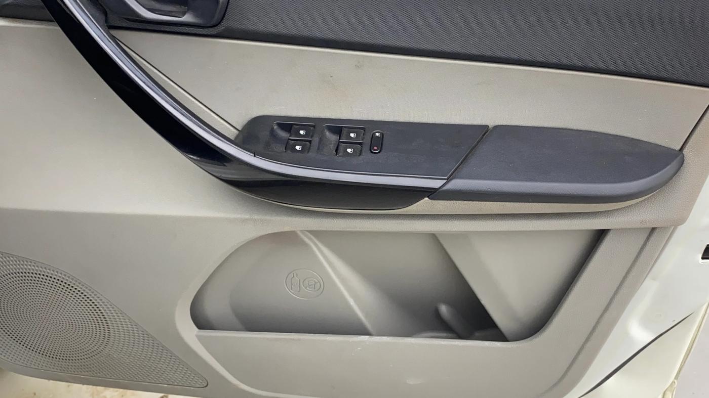 2016 Tata Tiago XT PETROL, Petrol, Manual, 93,084 km, Driver Side Door Panels Control