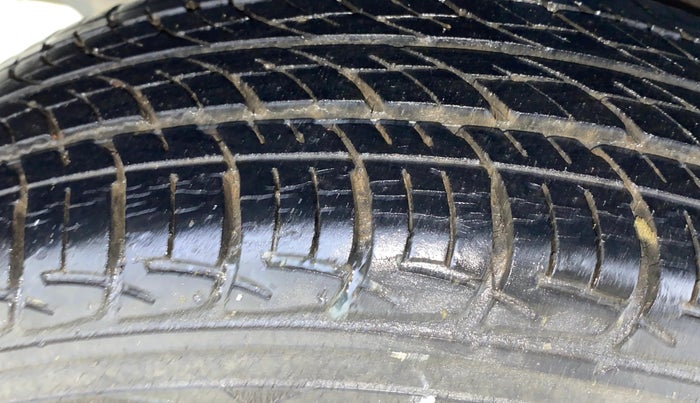 2013 Toyota Etios Liva G, Petrol, Manual, 26,024 km, Right Rear Tyre Tread