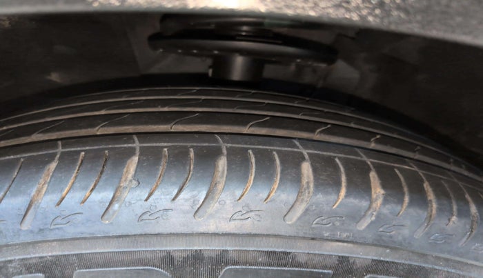 2022 Mahindra XUV700 AX 7 LUXURY D AT 7 STR, Diesel, Automatic, 21,188 km, Left Front Tyre Tread