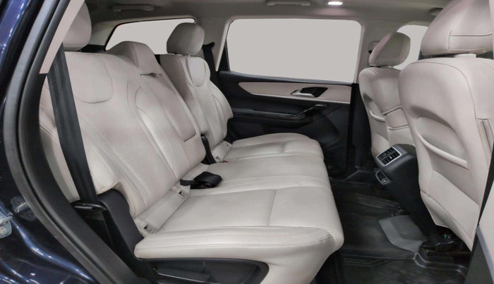 2022 Mahindra XUV700 AX 7 LUXURY D AT 7 STR, Diesel, Automatic, 21,188 km, Right Side Rear Door Cabin