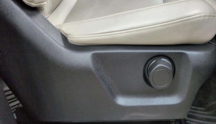 2022 Mahindra XUV700 AX 7 LUXURY D AT 7 STR, Diesel, Automatic, 21,188 km, Driver Side Adjustment Panel