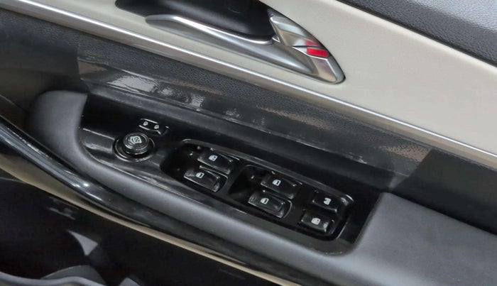 2022 Mahindra XUV700 AX 7 LUXURY D AT 7 STR, Diesel, Automatic, 21,188 km, Driver Side Door Panels Control