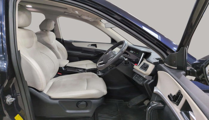 2022 Mahindra XUV700 AX 7 LUXURY D AT 7 STR, Diesel, Automatic, 21,188 km, Right Side Front Door Cabin