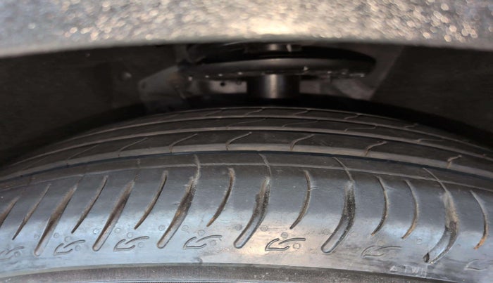 2022 Mahindra XUV700 AX 7 LUXURY D AT 7 STR, Diesel, Automatic, 21,188 km, Right Rear Tyre Tread