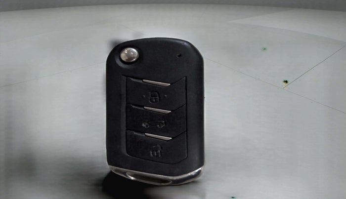 2022 Mahindra XUV700 AX 7 LUXURY D AT 7 STR, Diesel, Automatic, 21,188 km, Key Close Up