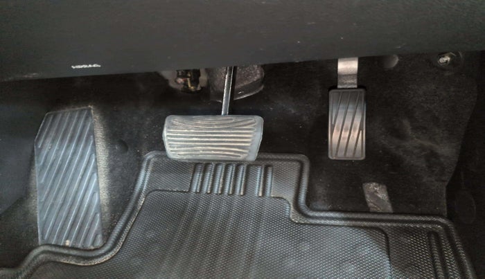 2022 Mahindra XUV700 AX 7 LUXURY D AT 7 STR, Diesel, Automatic, 21,188 km, Pedals