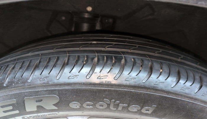 2022 Mahindra XUV700 AX 7 LUXURY D AT 7 STR, Diesel, Automatic, 21,188 km, Left Rear Tyre Tread