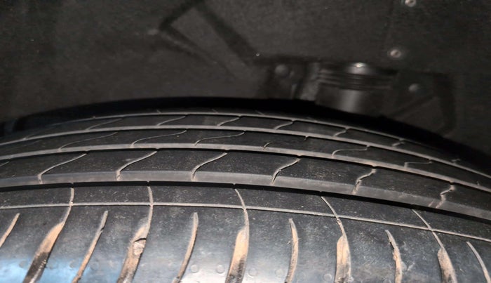 2022 Mahindra XUV700 AX 7 LUXURY D AT 7 STR, Diesel, Automatic, 21,188 km, Right Front Tyre Tread