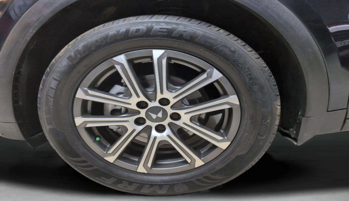 2022 Mahindra XUV700 AX 7 LUXURY D AT 7 STR, Diesel, Automatic, 21,188 km, Left Front Wheel