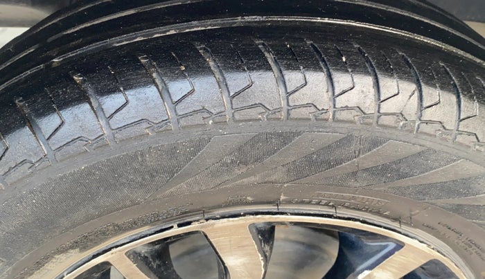 2021 Maruti Swift VXI, Petrol, Manual, 1,24,239 km, Right Rear Tyre Tread