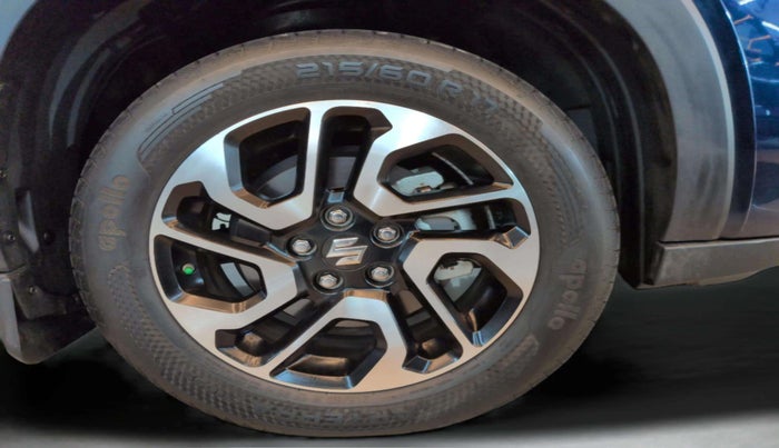 2024 Maruti Invicto ALPHA PLUS 7 STRONG HYBRID , Hybrid, Automatic, 8,036 km, Right Front Wheel