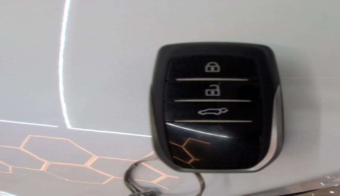 2024 Maruti Invicto ALPHA PLUS 7 STRONG HYBRID , Hybrid, Automatic, 8,036 km, Key Close Up