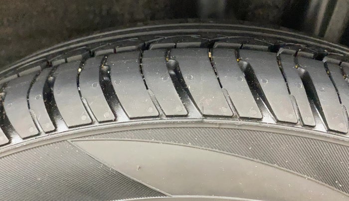 2015 Hyundai Grand i10 ASTA 1.1 CRDI, Diesel, Manual, 1,33,575 km, Left Rear Tyre Tread