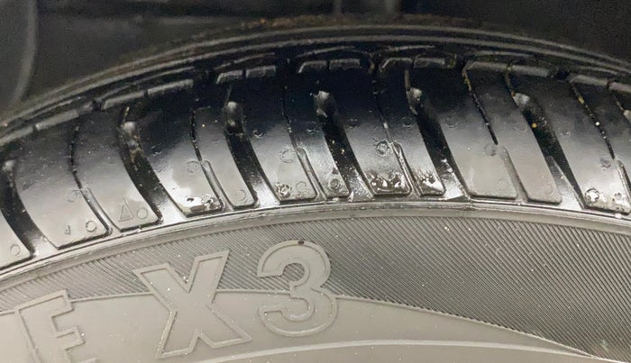 2015 Hyundai Grand i10 ASTA 1.1 CRDI, Diesel, Manual, 1,33,575 km, Left Front Tyre Tread