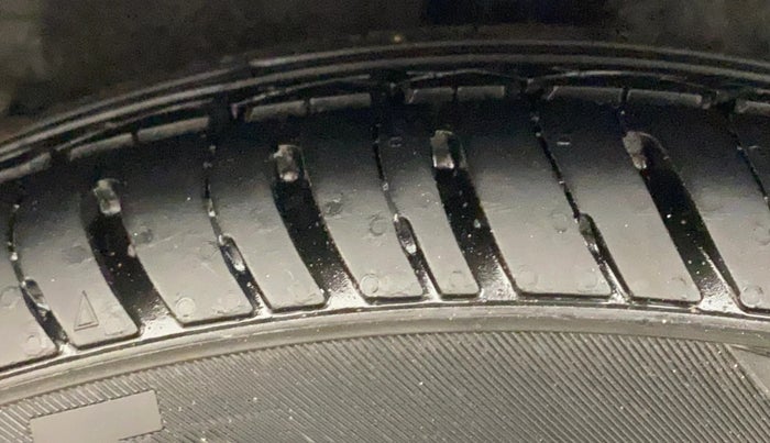 2015 Hyundai Grand i10 ASTA 1.1 CRDI, Diesel, Manual, 1,33,575 km, Right Rear Tyre Tread