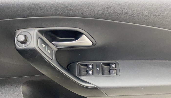 2017 Volkswagen Polo COMFORTLINE 1.2L, Petrol, Manual, 70,942 km, Driver Side Door Panels Control