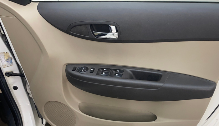 2012 Hyundai i20 ASTA 1.2, Petrol, Manual, 1,01,417 km, Driver Side Door Panels Control