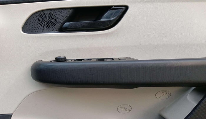 2022 Tata ALTROZ XM PETROL, Petrol, Manual, 62,427 km, Driver Side Door Panels Control