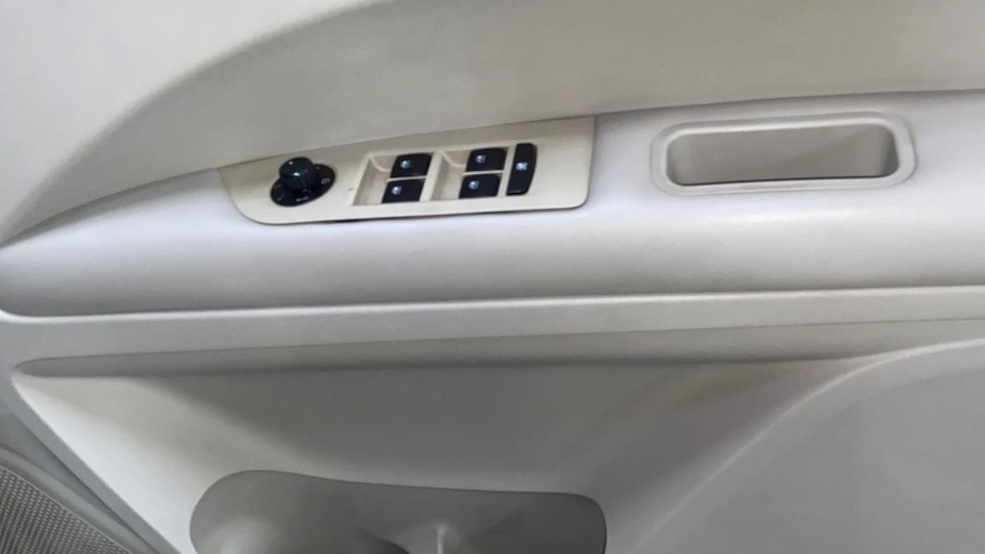 2018 Mahindra MARAZZO M8 7 STR, Diesel, Manual, 57,465 km, Driver Side Door Panels Control