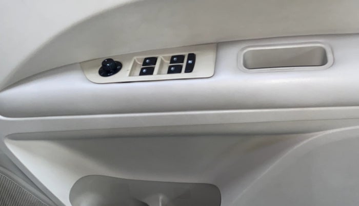 2018 Mahindra MARAZZO M8 7 STR, Diesel, Manual, 57,465 km, Driver Side Door Panels Control