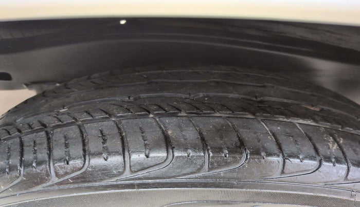 2021 Toyota Innova Crysta 2.4 GX AT 7 STR, Diesel, Automatic, 37,380 km, Left Front Tyre Tread