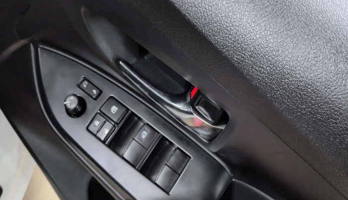 2021 Toyota Innova Crysta 2.4 GX AT 7 STR, Diesel, Automatic, 37,380 km, Driver Side Door Panels Control