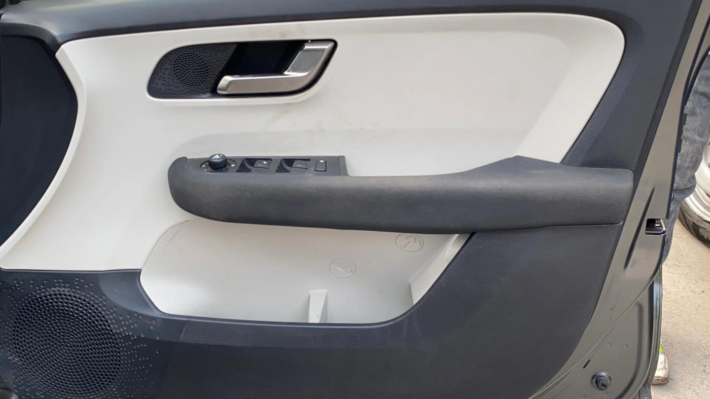 2022 Tata ALTROZ XZA, Petrol, Automatic, 36,755 km, Driver Side Door Panels Control