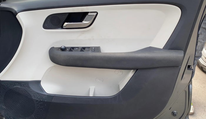 2022 Tata ALTROZ XZA, Petrol, Automatic, 36,755 km, Driver Side Door Panels Control