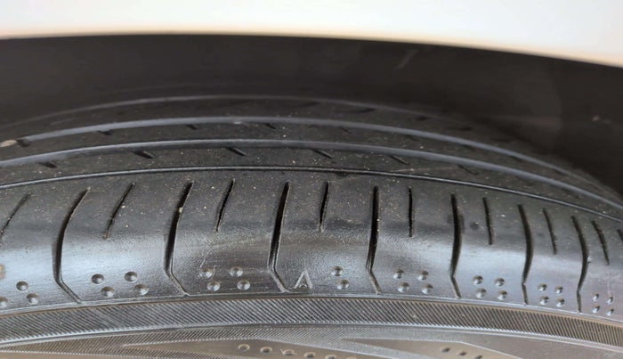 2020 KIA CARNIVAL PREMIUM 2.2 7 STR, Diesel, Automatic, 65,388 km, Right Front Tyre Tread