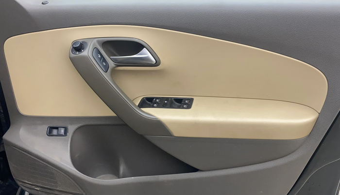 2016 Volkswagen Vento HIGHLINE 1.5 AT, Diesel, Automatic, 1,39,735 km, Driver Side Door Panels Control