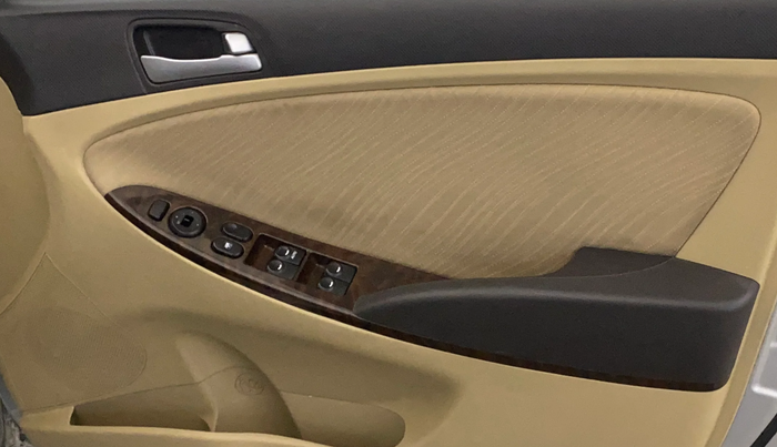 2015 Hyundai Verna FLUIDIC 4S 1.6 VTVT S, Petrol, Manual, 79,966 km, Driver Side Door Panels Control