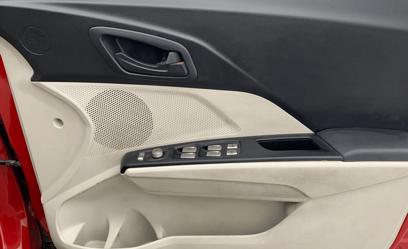 2022 Mahindra XUV300 W6 1.5 DIESEL AMT, Diesel, Automatic, 60,791 km, Driver Side Door Panels Control