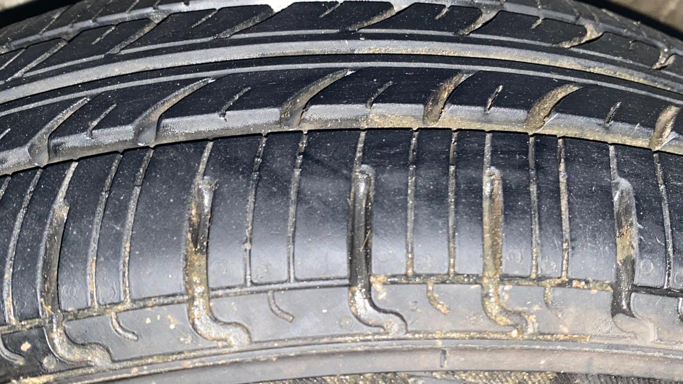 2016 Maruti Swift Dzire VXI, Petrol, Manual, 83,883 km, Left Front Tyre Tread