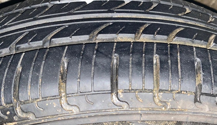 2016 Maruti Swift Dzire VXI, Petrol, Manual, 83,883 km, Left Front Tyre Tread