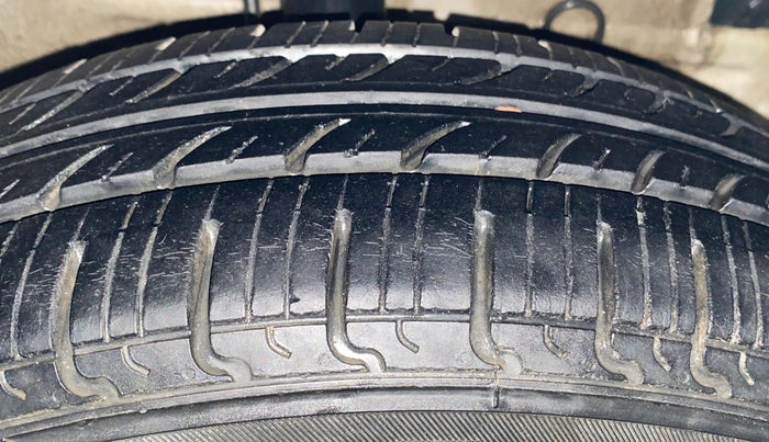 2016 Maruti Swift Dzire VXI, Petrol, Manual, 83,883 km, Right Front Tyre Tread