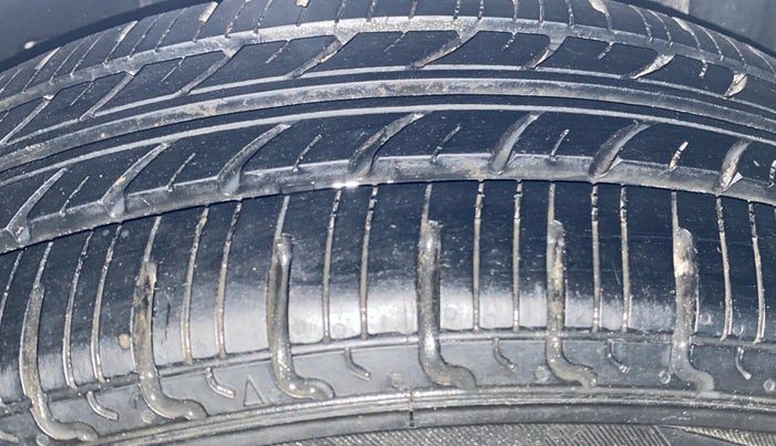 2016 Maruti Swift Dzire VXI, Petrol, Manual, 83,883 km, Left Rear Tyre Tread