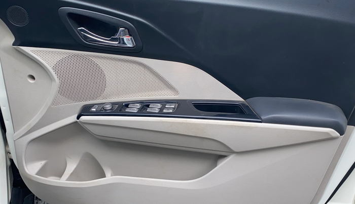 2019 Mahindra XUV300 W8 1.5 DIESEL, Diesel, Manual, 1,33,882 km, Driver Side Door Panels Control