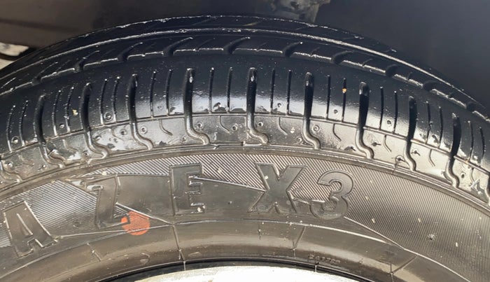 2013 Hyundai Eon D-LITE+, Petrol, Manual, 79,459 km, Left Front Tyre Tread