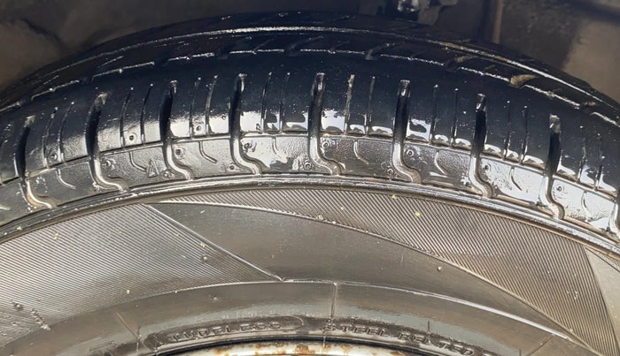 2013 Hyundai Eon D-LITE+, Petrol, Manual, 79,459 km, Right Front Tyre Tread