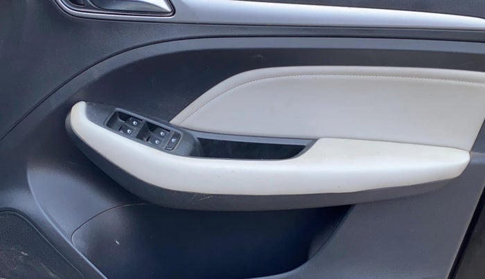 2023 MG ASTOR SUPER 1.5 MT, Petrol, Manual, 81,227 km, Driver Side Door Panels Control