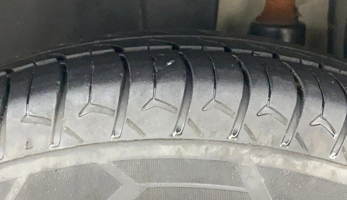 2014 Maruti Swift VXI, Petrol, Manual, 76,015 km, Left Rear Tyre Tread