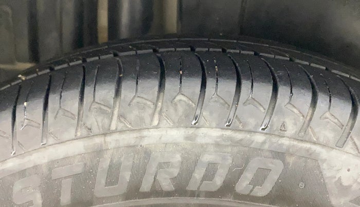 2014 Maruti Swift VXI, Petrol, Manual, 76,015 km, Right Rear Tyre Tread