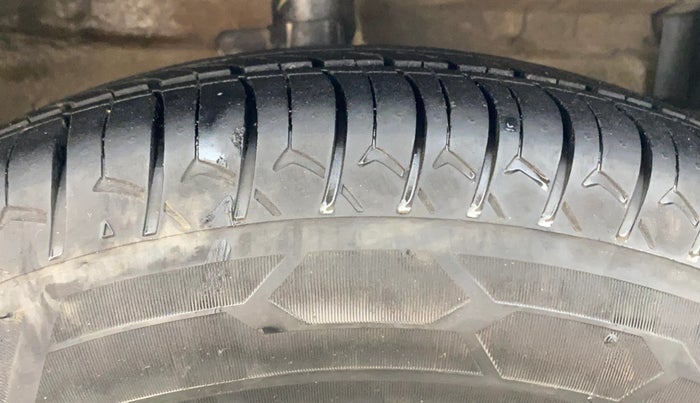 2014 Maruti Swift VXI, Petrol, Manual, 76,015 km, Right Front Tyre Tread