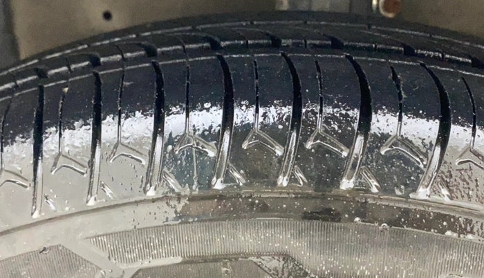 2014 Maruti Swift VXI, Petrol, Manual, 76,015 km, Left Front Tyre Tread