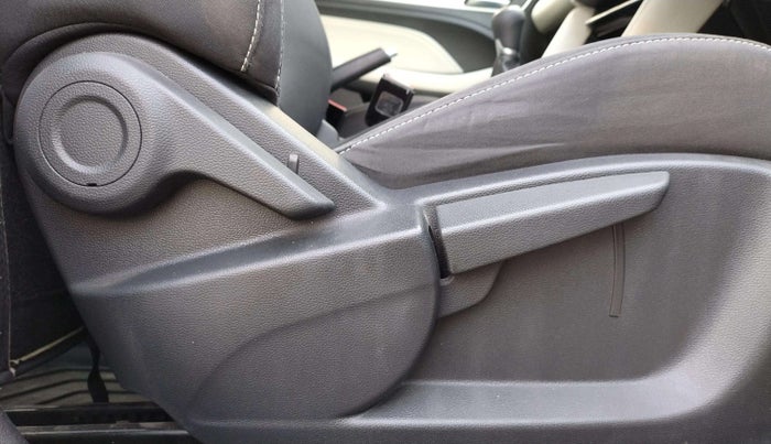 2023 MG ASTOR STYLE 1.5 MT, Petrol, Manual, 23,668 km, Driver Side Adjustment Panel