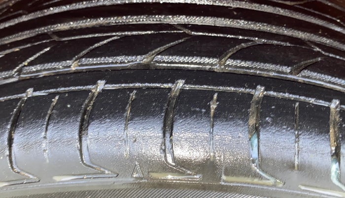 2023 Maruti Swift VXI, Petrol, Manual, 24,919 km, Left Front Tyre Tread