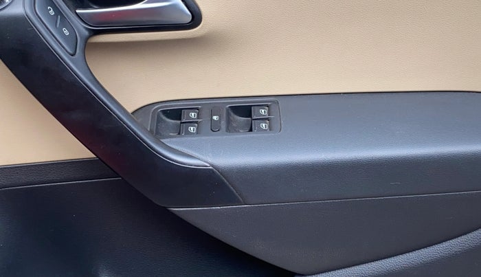 2017 Volkswagen Polo HIGHLINE1.2L, Petrol, Manual, 39,478 km, Driver Side Door Panels Control