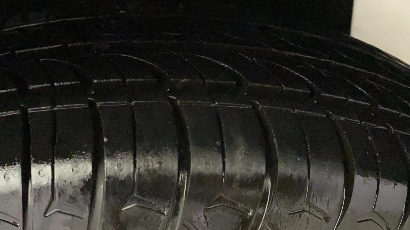 2017 Maruti Swift VXI O, Petrol, Manual, 37,485 km, Left Rear Tyre Tread