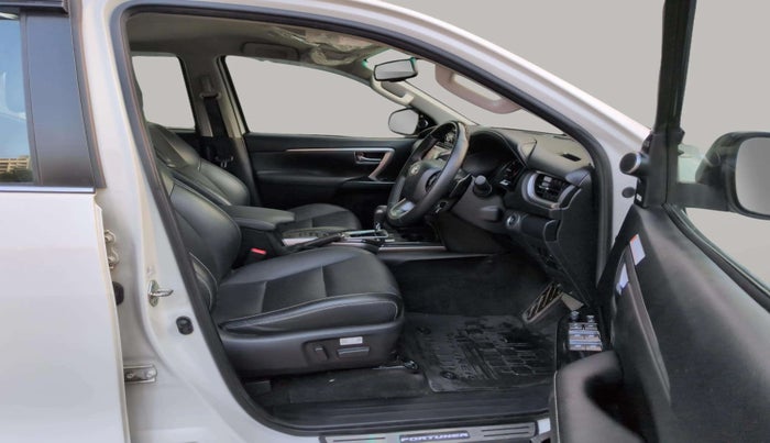 2023 Toyota Fortuner 4X4 AT 2.8 DIESEL, Diesel, Automatic, 39,212 km, Right Side Front Door Cabin